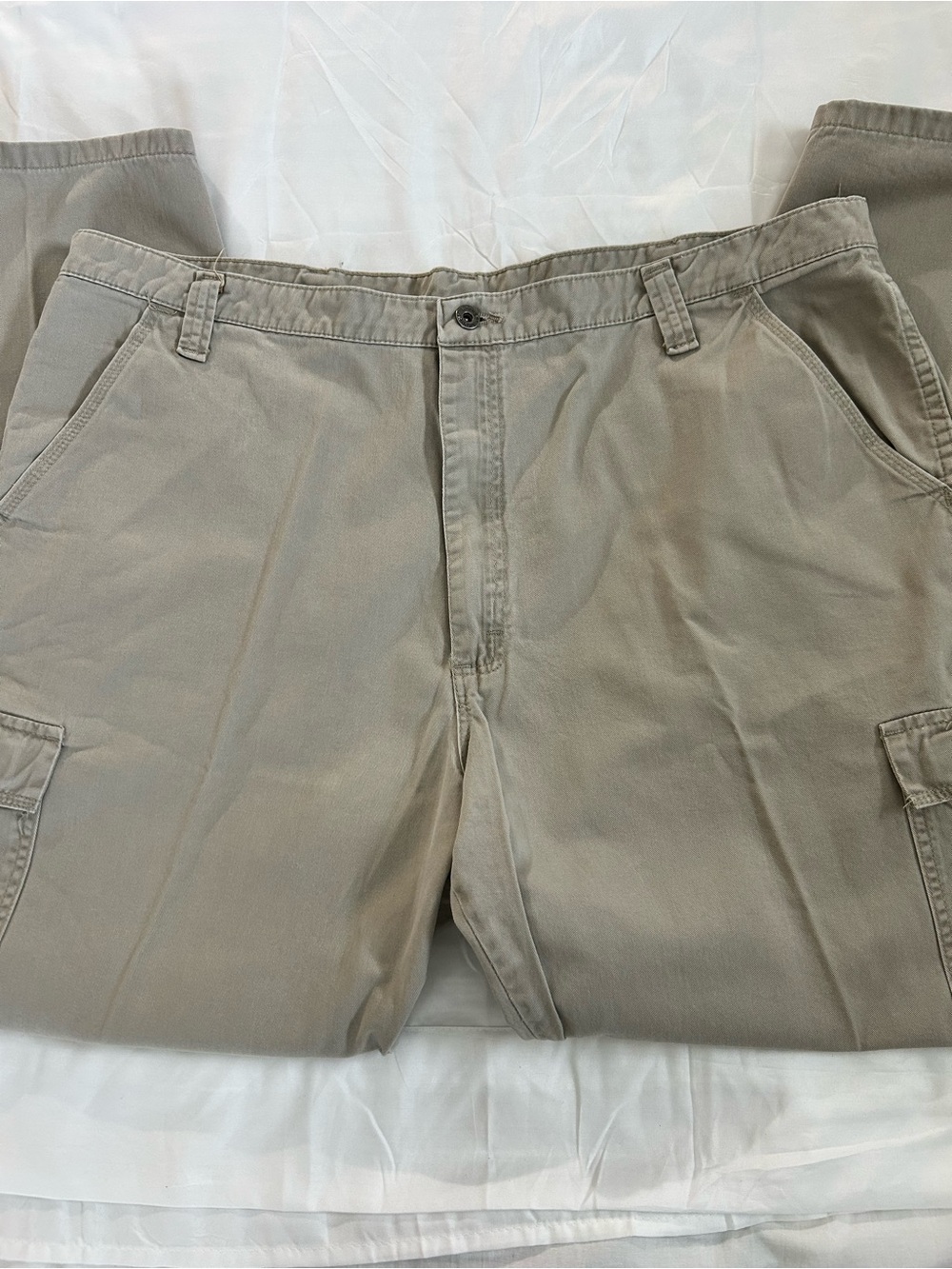 Men’s Wrangler Khaki Cargo Pants  Relaxed Fit Size 42x32 Straight Leg, Cotton